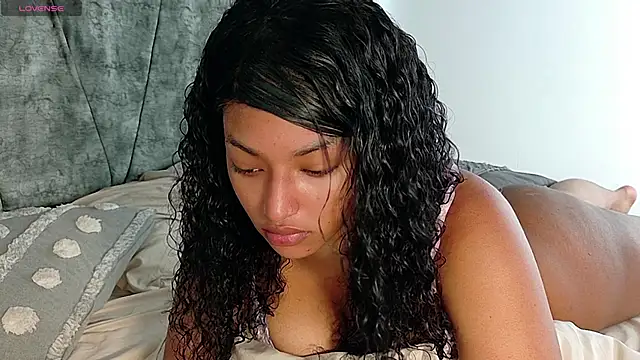 ValeriGallardo17 online show from 10/29/25, 08:21