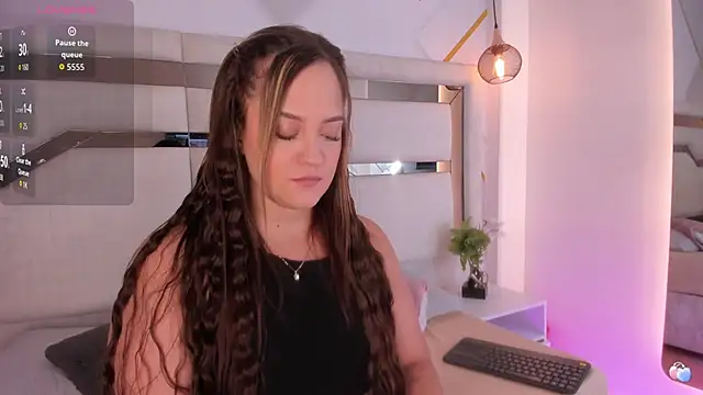 mariana jhones  online show from 11/11/25, 12:16