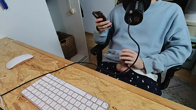 Snapshot of BenReich chatting on 11/10/25, 08:08 BenReich online show from 11/10/25, 08:08