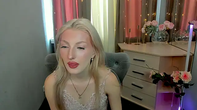 Snapshot of Sarrah_blush chatting on 09/09/25, 08:25 Sarrah blush online show from 09/09/25, 08:25