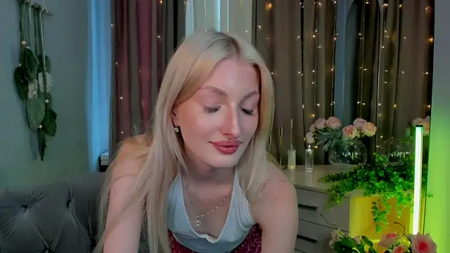 Snapshot of Sarrah_blush chatting on 09/15/25, 02:17 Sarrah blush online show from 09/15/25, 02:17