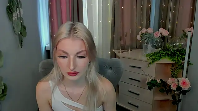 Snapshot of Sarrah_blush chatting on 09/17/25, 08:16 Sarrah blush online show from 09/17/25, 08:16
