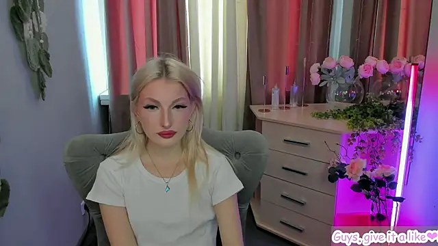 Snapshot of Sarrah_blush chatting on 09/25/25, 08:18 Sarrah blush online show from 09/25/25, 08:18