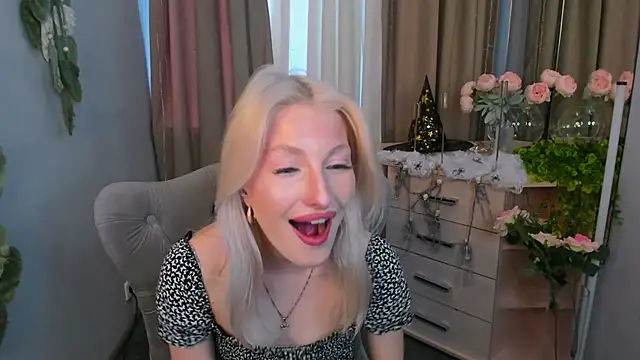 Snapshot of Sarrah_blush chatting on 10/21/25, 01:12 Sarrah blush online show from 10/21/25, 01:12