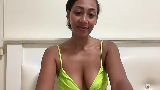 Snapshot of Vaylisse chatting on 09/17/25, 05:03 Vaylisse online show from 09/17/25, 05:03