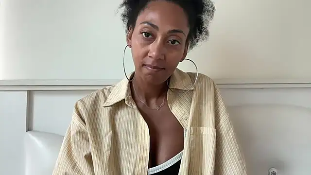 Snapshot of Vaylisse chatting on 09/26/25, 04:49 Vaylisse online show from 09/26/25, 04:49