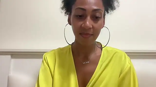 Snapshot of Vaylisse chatting on 10/12/25, 04:17 Vaylisse online show from 10/12/25, 04:17