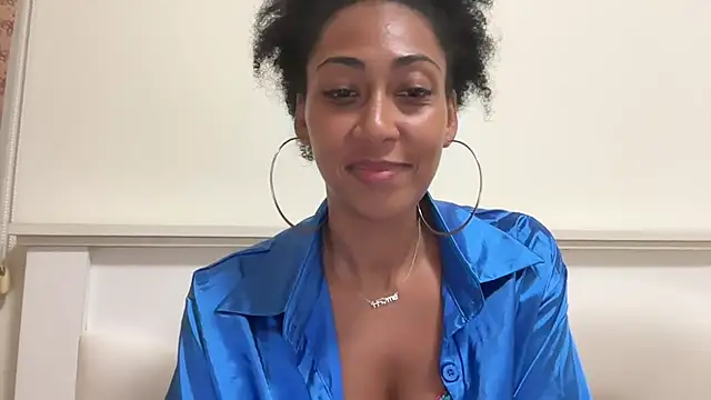 Snapshot of Vaylisse chatting on 10/28/25, 06:32 Vaylisse online show from 10/28/25, 06:32