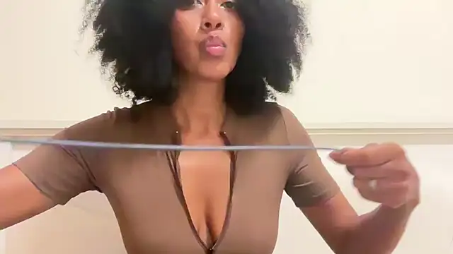 Snapshot of Vaylisse chatting on 11/02/25, 06:10 Vaylisse online show from 11/02/25, 06:10