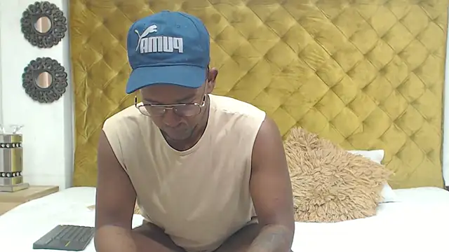 Snapshot of AndyCalifornia1 chatting on 11/19/25, 01:11 AndyCalifornia1 online show from 11/19/25, 01:11