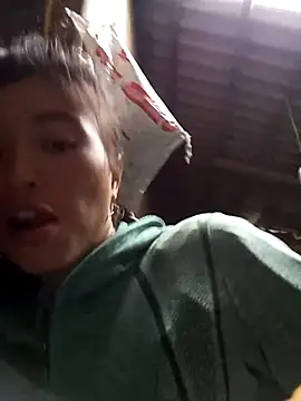 Snapshot of Phuongphuongg chatting on 10/25/25, 09:50 Phuongphuongg online show from 10/25/25, 09:50