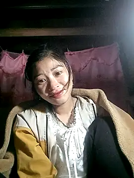 Snapshot of Phuongphuongg chatting on 11/13/25, 02:43 Phuongphuongg online show from 11/13/25, 02:43