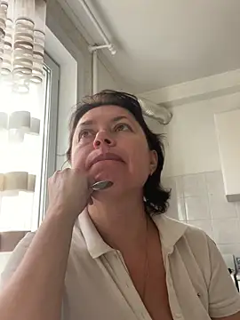 Snapshot of Kiravix chatting on 10/13/25, 07:41 Kiravix online show from 10/13/25, 07:41