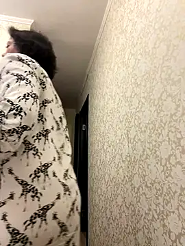 Snapshot of Kiravix chatting on 10/15/25, 04:07 Kiravix online show from 10/15/25, 04:07