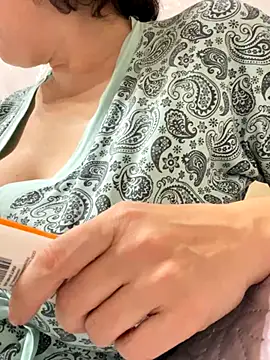 Snapshot of Kiravix chatting on 10/25/25, 06:24 Kiravix online show from 10/25/25, 06:24