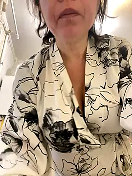 Snapshot of Kiravix chatting on 11/13/25, 05:17 Kiravix online show from 11/13/25, 05:17