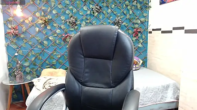 Snapshot of derekfly chatting on 09/21/25, 03:30 derekfly online show from 09/21/25, 03:30