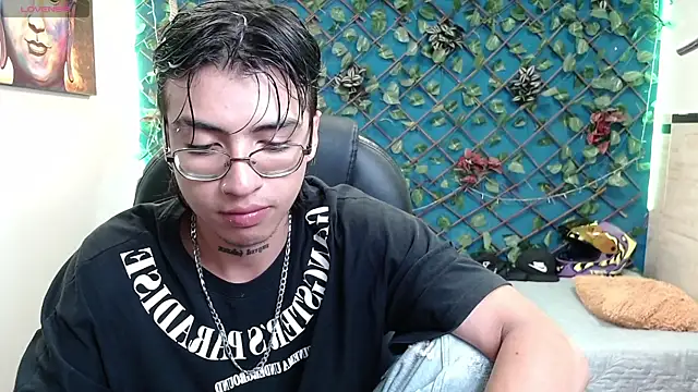 Snapshot of derekfly chatting on 10/01/25, 03:23 derekfly online show from 10/01/25, 03:23