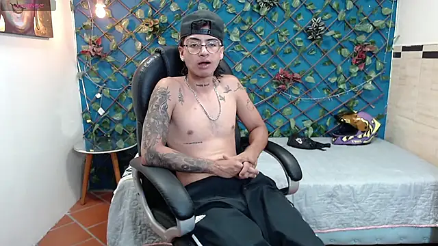 Snapshot of derekfly chatting on 10/04/25, 04:10 derekfly online show from 10/04/25, 04:10
