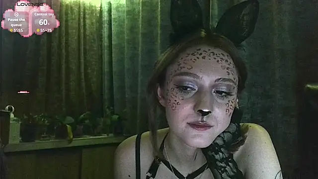 Snapshot of white_liillyy chatting on 10/31/25, 10:44 white liillyy online show from 10/31/25, 10:44