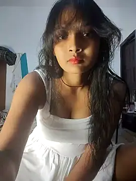 Snapshot of RAYI_Queen_2 chatting on 10/17/25, 01:03 RAYI Queen 2 online show from 10/17/25, 01:03