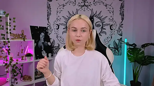 Charlotte Colinss online show from 09/23/25, 02:58