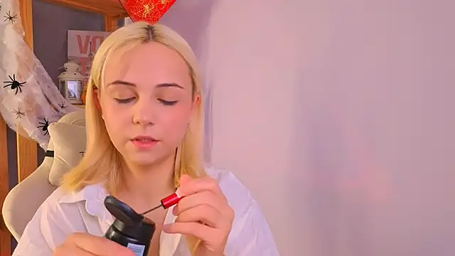 Charlotte Colinss online show from 10/25/25, 03:47