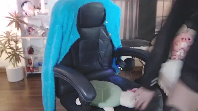 Suzie Wet Cave online show from 10/24/25, 12:01