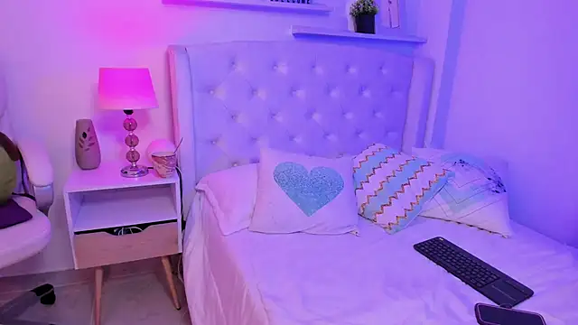 AmeliaRossi  online show from 11/08/25, 05:18