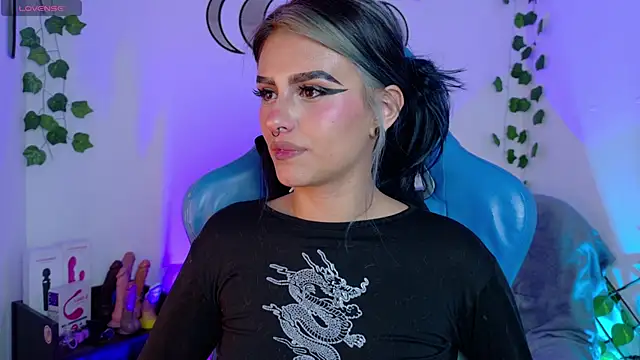 Snapshot of blue_kitten chatting on 09/18/25, 06:04 blue kitten online show from 09/18/25, 06:04