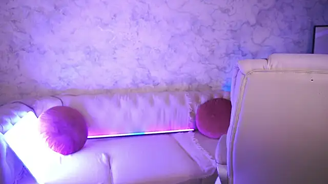 Snapshot of CurlyCandyXX chatting on 10/24/25, 02:02 CurlyCandyXX online show from 10/24/25, 02:02