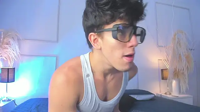 MaxCooper1 online show from 10/26/25, 07:53