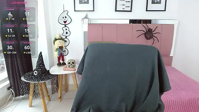 Lele F w online show from 10/17/25, 08:33