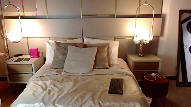 Lina Montclair online show from 10/25/25, 07:30