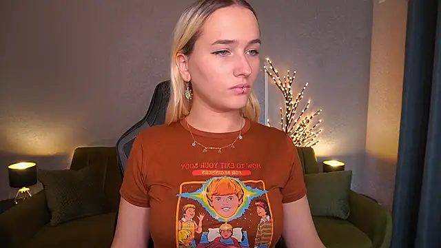 LilElfie online show from 10/24/25, 02:57