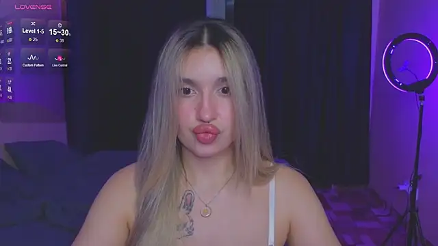 Snapshot of RoxyChill chatting on 09/12/25, 07:47 RoxyChill online show from 09/12/25, 07:47