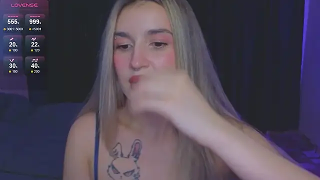 Snapshot of RoxyChill chatting on 09/15/25, 07:47 RoxyChill online show from 09/15/25, 07:47