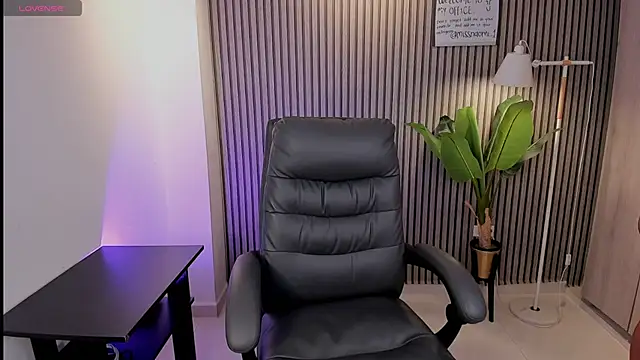Snapshot of Missnaomi_ chatting on 09/28/25, 05:57 Missnaomi online show from 09/28/25, 05:57