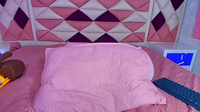 valecastro  online show from 11/11/25, 07:25