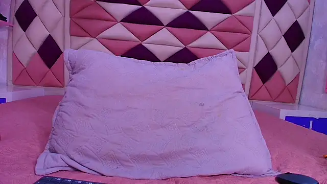 valecastro  online show from 11/12/25, 07:13