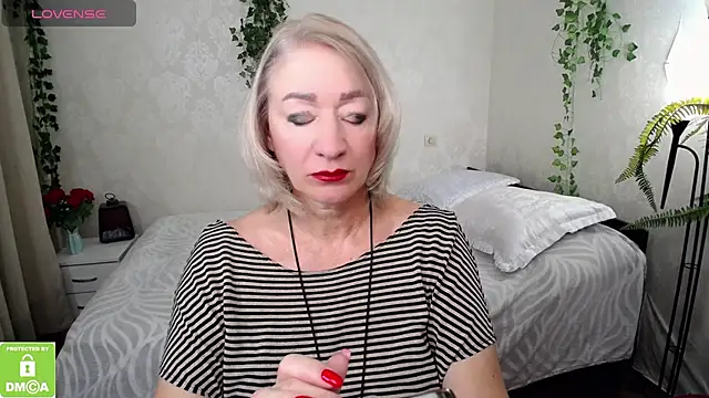 hunters woman online show from 10/12/25, 05:01