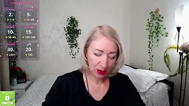 hunters woman online show from 10/16/25, 01:45