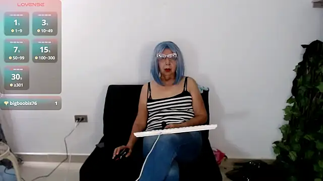 Snapshot of ruth_blue21 chatting on 10/26/25, 04:24 ruth blue21 online show from 10/26/25, 04:24