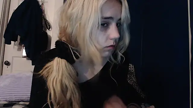 Snapshot of RubySmoke chatting on 10/04/25, 11:19 RubySmoke online show from 10/04/25, 11:19