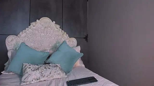 Charlottegray 1 online show from 10/29/25, 12:18