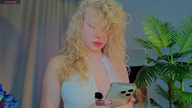 Snapshot of emilyshepar_d chatting on 11/13/25, 02:32 emilyshepar d online show from 11/13/25, 02:32