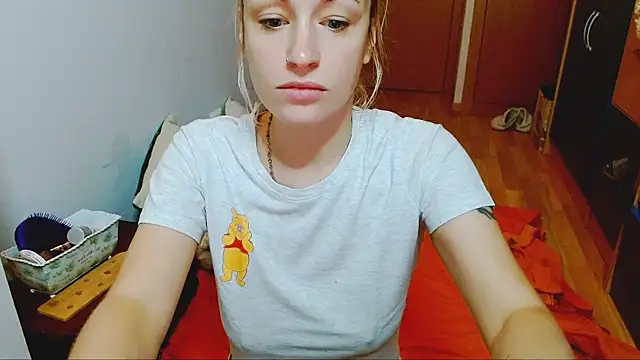 Snapshot of SatinQueen90 chatting on 10/22/25, 06:35 SatinQueen90 online show from 10/22/25, 06:35