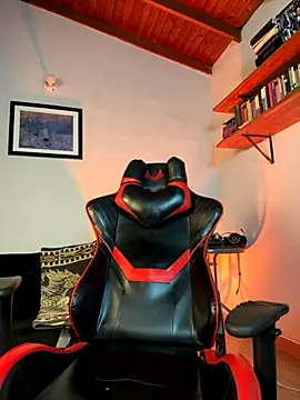 Snapshot of AlekBlake_ chatting on 10/31/25, 01:17 AlekBlake online show from 10/31/25, 01:17