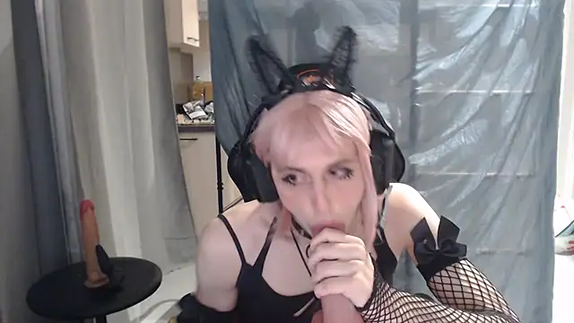 Snapshot of HungryCatUwU chatting on 10/08/25, 02:09 HungryCatUwU online show from 10/08/25, 02:09