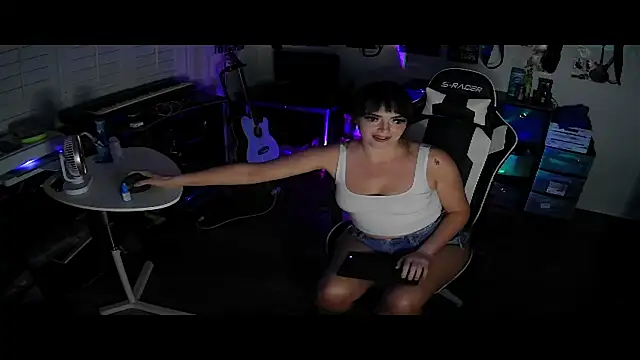 Snapshot of TheSlutMuffin chatting on 12/04/25, 07:28 TheSlutMuffin online show from 12/04/25, 07:28